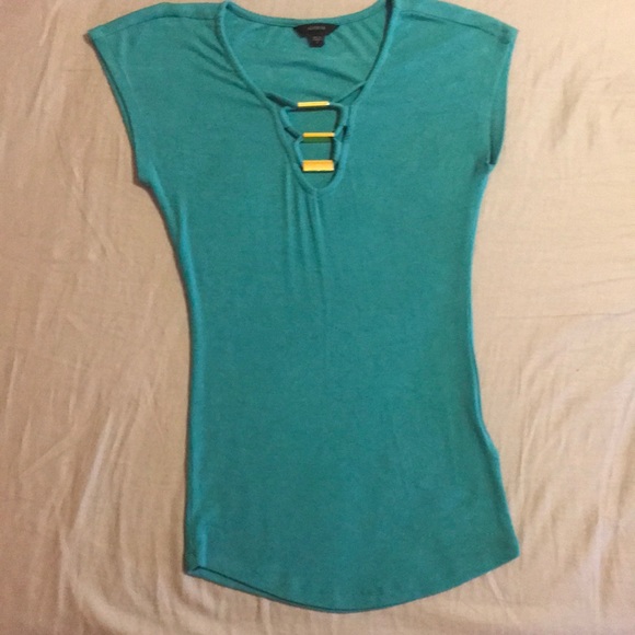 Guess Tops - ✨GUESS✨top